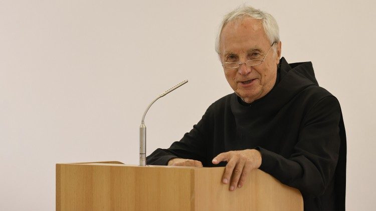 Abtprimas Notker Wolf OSB (*1940, + 2024) bei einem Vortrag, Archivbild