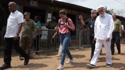 Mgr Paul Richard Gallagher, secrétaire pour les Relations avec les États et les organisations internationales, au Panama, visite le centre d'accueil des migrants à Darién.