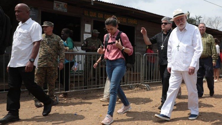Mgr Paul Richard Gallagher, secrétaire pour les Relations avec les États et les organisations internationales, au Panama, visite le centre d'accueil des migrants à Darién.