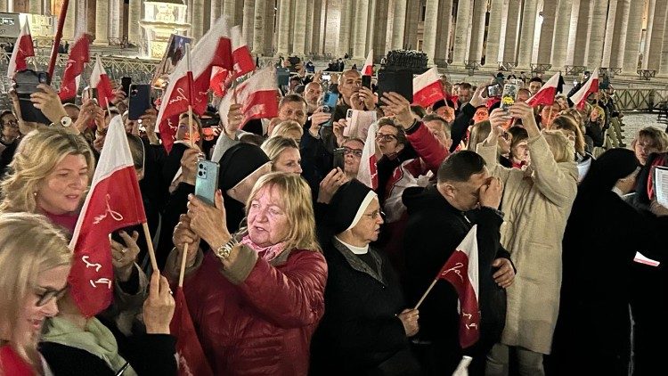 Czuwanie na Placu św. Piotra w 19. rocznicę śmierci św. Jana Pawła II (ks. Paweł Rytel-Andrianik)