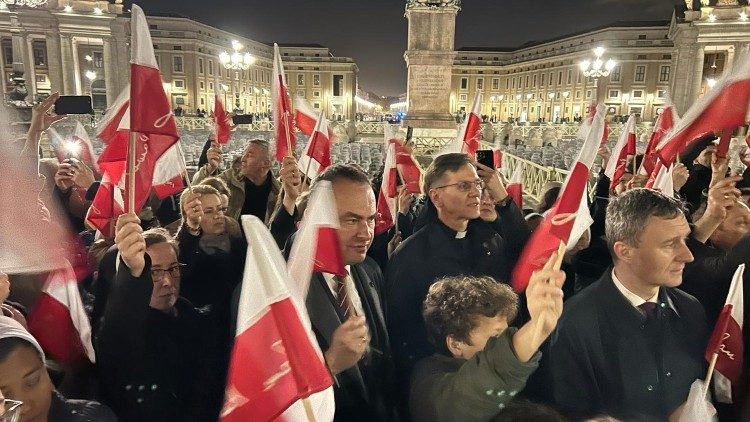 Un momento de la vigilia en la Plaza de San Pedro