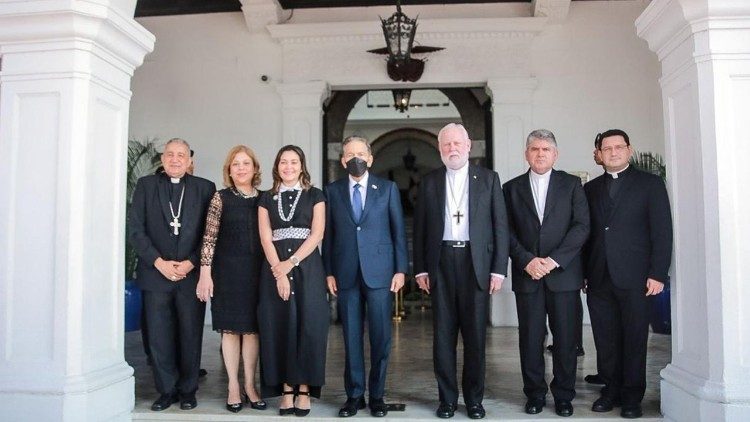 L'arcivescovo Gallagher con le autorità di Panama