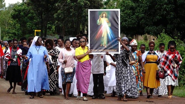 Baada ya Jubilei kuu ya Miaka 2000 ya Ukristo, Mtakatifu Yohane Paulo wa Pili, aliitangaza kuwa ni Dominika ya Huruma ya Mungu, waliosali Novena ya huruma tangu Ijumaa Kuu wanahitimisha leo.