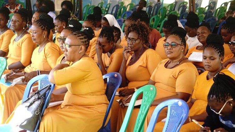 Waamini wakishiriki katika semina kuhusu huruma ya Mungu, Kiabakari, Musoma