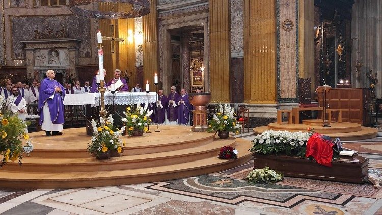 La Messa funebre per padre Raffaele Lanzilli nella chiesa del Gesù, a Roma
