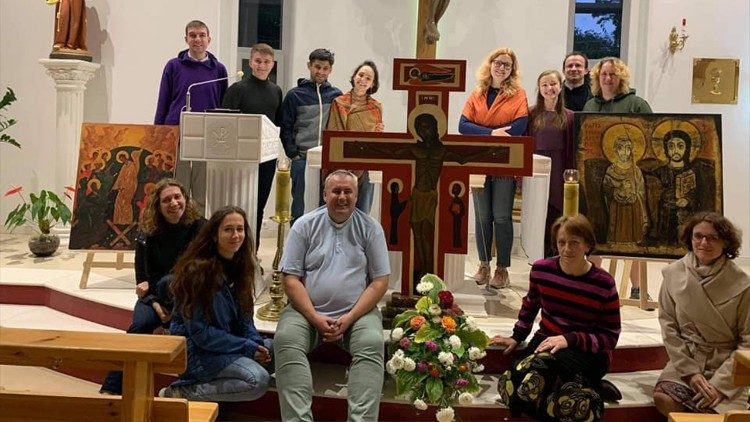 Ks. Waldemar Pawelec z ukraińską młodzieżą