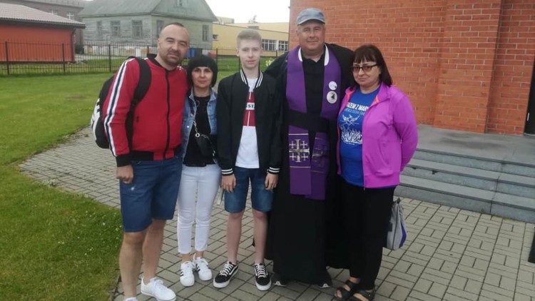 Отець Вальдемар з вірянами