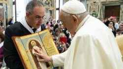 Don Pasqualino di Dio e Papa Francesco con l'icona della misericordia, 2024.04.07