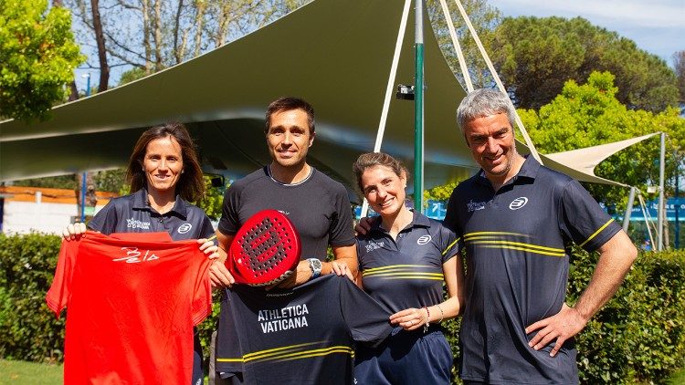 O campeão argentino com representantes da Athletica Vaticana