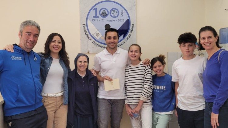 Fernando Belasteguin visits the Santa Marta Dispensary 