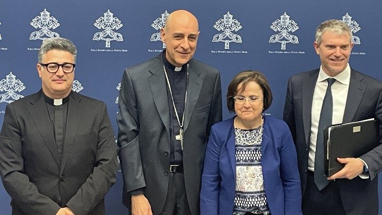 Кардынал Віктар Мануэль Фернандэс (другі злева) з удзельнікамі прэзентацыі дэкларацыі Dignitas infinita