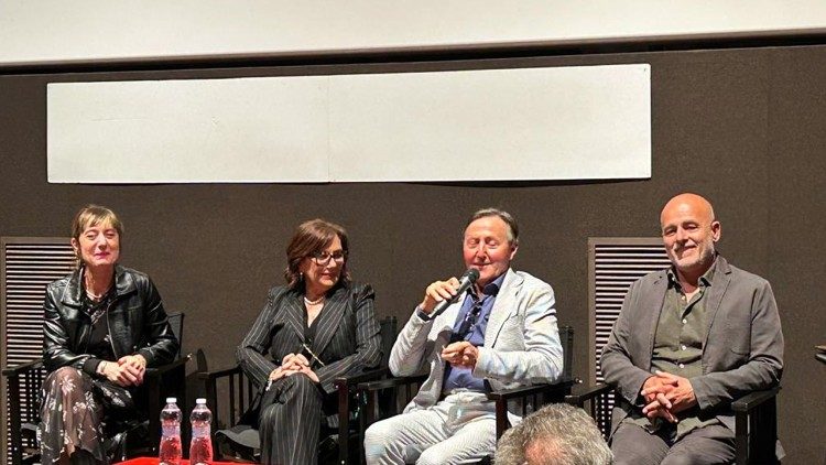 Alla proiezione del documentario "Il tango della vita" al cinema Farnese. Da sinistra, la regista, la coppia protagonista e il produttore