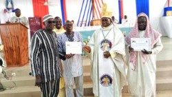 Mgr Prosper Kontiebo, archevêque de Ouagadougou (Burkina Faso), entouré des représentants de la communauté musulmane, au terme de la consécration de la chapelle Saint-Jean de Bendogo, le 7 avril 2024.