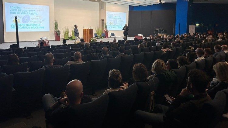 Il cardinale Mario Zenari di fronte al pubblico del Palazzo dei Congressi di Grado