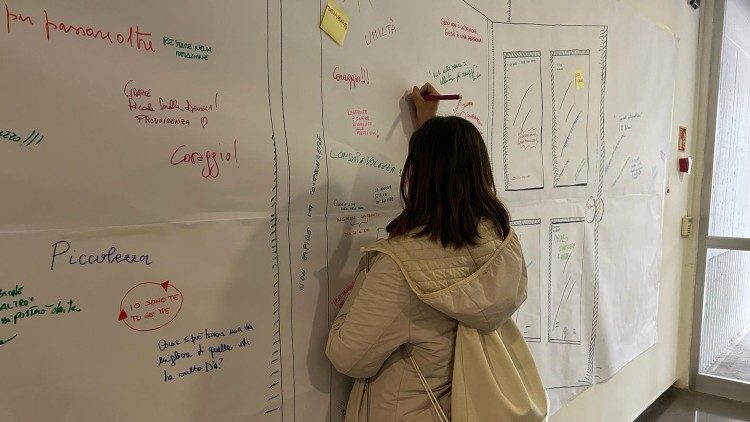 Il manifesto della porta aperta al confine al convegno delle Caritas diocesane