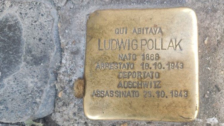 La pietra d'inciampo di Ludwig Pollak davanti all’ingresso di Palazzo Odescalchi in piazza Santi Apostoli a Roma
