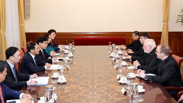 Dom Gallagher conversa com os representantes do Governo do Vietnã