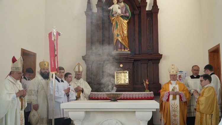 Ukraina: poświęcenie nowego kościoła znakiem nadziei podczas wojny (zdjęcie: archidiecezja lwowska)