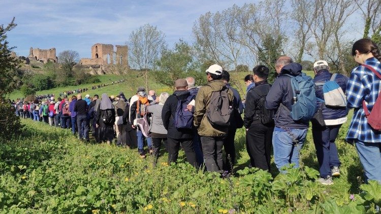 I partecipanti al Cammino urbano 2024 di Sant'Ignazio di Antiochia, nel Parco Archeologico dell'Appia Antica, in avvicinamento alla Villa dei Quintili.