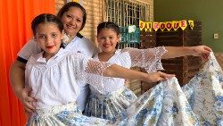 Crianças em trajes típicos em uma escola no Paraguai apoiada pelo Grupo India