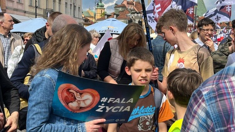 La Marcia per la Vita nel centro di Varsavia, in Polonia
