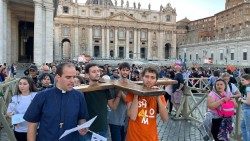 Procesja z Krzyżem Młodzieży 40 lat po pierwszym spotkaniu młodzieży z papieżem na Placu Świętego Piotra (14 kwietnia 1984 r.) 13.04.2024