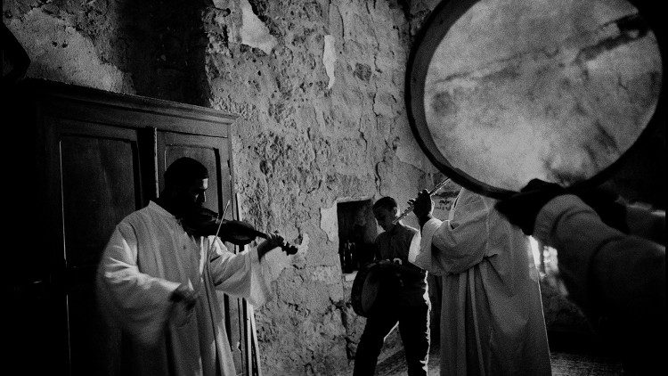 Suonare insieme (Archivio Saglietti, Monastero Deir Mar Musa, Siria)