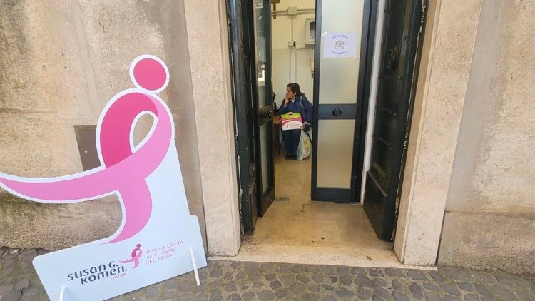 Un fiocco rosa, simbolo della prevenzione e della lotta ai tumori al seno, all'ingresso dell'ambulatorio "Madre di Misericordia"