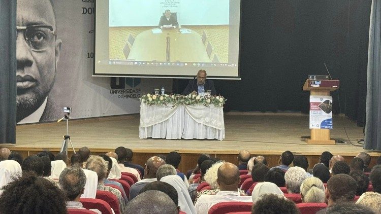 VI Semana Teológica - Bispo da Diocese de Mindelo, Dom Ildo Fortes dirige a palavra à assembleia