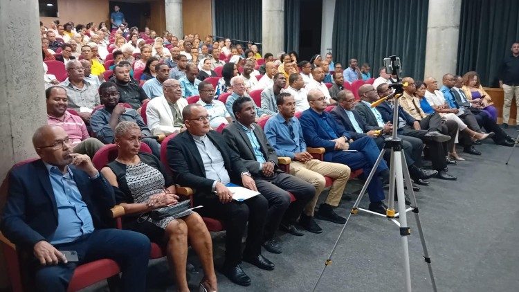 Personalidades na primeira fila a acompanhar a VI Semana Teológica