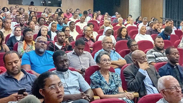 Auditório Onésimo Silveira reprleto de participantes na VI Semana Teológica