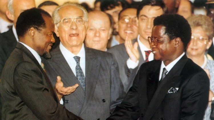 Os dois protagonistas da Assinatura: Joaquim Chissano (à esquerda) pelo Governo e Afonso Dhlakama (à direita) pela RENAMO