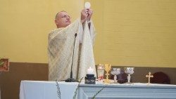 Dom Olivier Schmitthaeusler - Oração e Adoração Eucarística pelo Papa em um momento delicado de sua doença