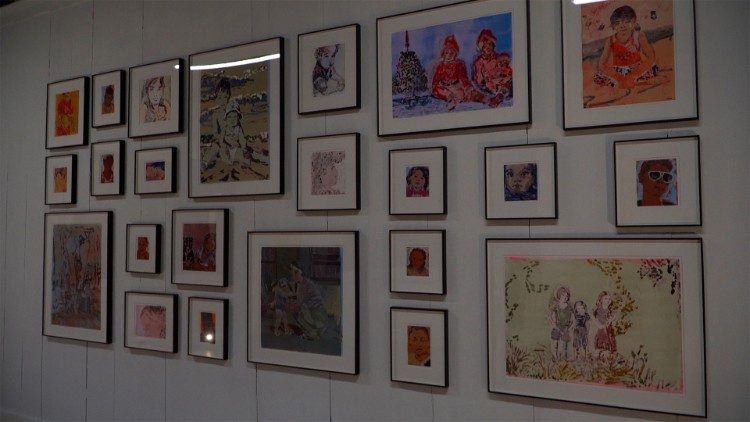 Opera di Claire Tabouret ispirata alle fotografie delle detenute