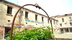 Installation dans la Cour de la prison de la Giudecca, site du pavillon du Saint-Siège.