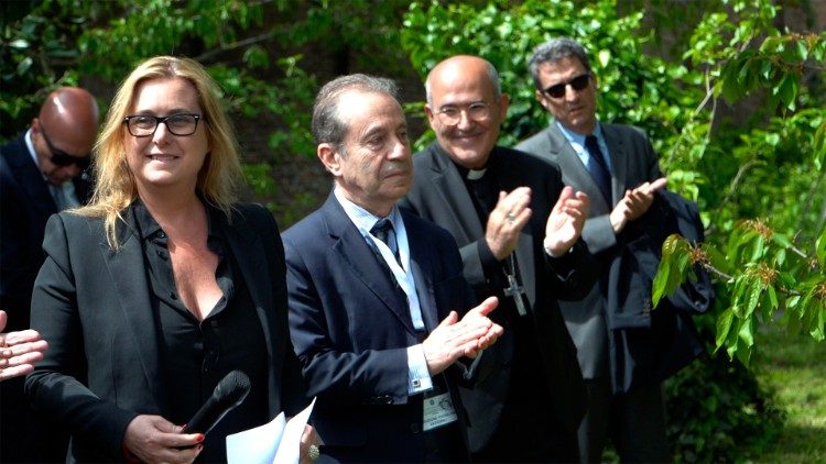 In primo piano la curatrice del padiglione Chiara Parisi