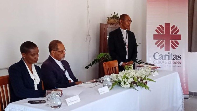 O Cardeal Dom Arlindo Furtado (de pé), Dom Ildo Fortes e a Ministra da Saúde, Filomena Gonçalves