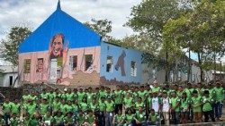 Participantes da formação na antiga Missão IMC em Surumu, onde a igreja, a escola e o centro de saúde foram incendiados em um dos ataques dos invasores em 2005