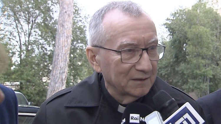 Parolin con los periodistas a la salida de la Pontificia Universidad Urbaniana