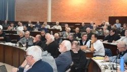 La CEA convocó a 97 obispos de todo el país para la Plenaria, a 45 obispos eméritos y como es habitual, Nuncio Apostólico, monseñor Miroslaw Adamczyk, acompañó los trabajos. (Foto: Conferencia Episcopal Argentina)