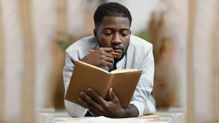 Jovem lendo