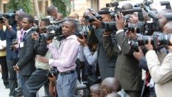 Sote tunaona jinsi gani kuanzia vipindi vya mazungumzo ya televisheni hadi mashambulizi ya maneno kwenye mitandao ya kijamii kuna hatari kwamba dhana ya ushindani,upinzani,nia ya kutawala na kumiliki,na upotoshaji wa maoni ya umma itashinda.