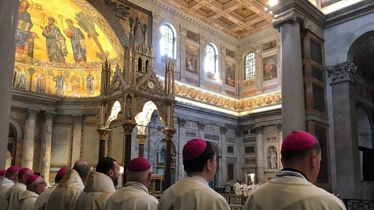 Koncelebr&aacute;l&oacute; p&uuml;sp&ouml;k&ouml;k