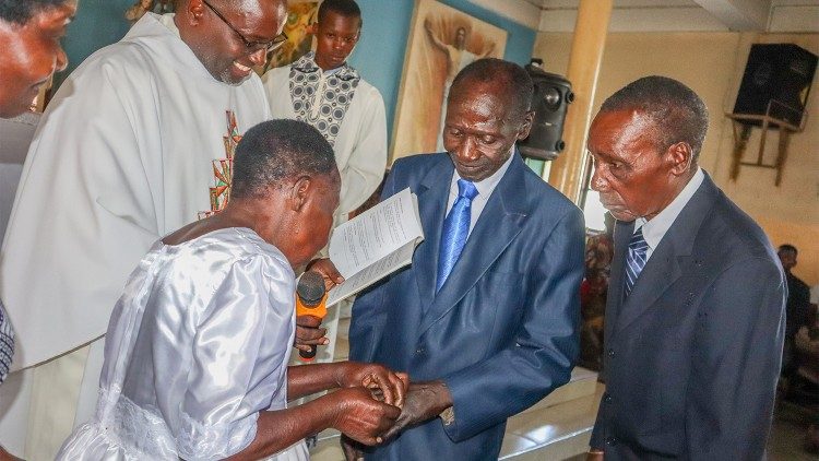 Um casal de idosos celebra seu matrimônio, Paróquia São José da Munhava, Beira