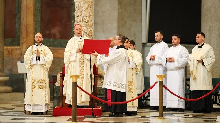 Udvardy Gy&ouml;rgy veszpr&eacute;mi &eacute;rsek a Falakon k&iacute;v&uuml;li Szent P&aacute;l-bazilik&aacute;ban (fot&oacute;: Mer&eacute;nyi Zita, Magyar Kur&iacute;r)