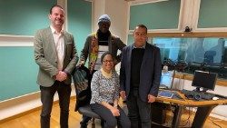  Filinto Elísio (direita) Filomeno Lopes (no estúdio da emissão "África em Clave Cultural: personagens e eventos") no dia 25/4/24 e ainda Stéphane Bitchatchi e Dulce Araújo