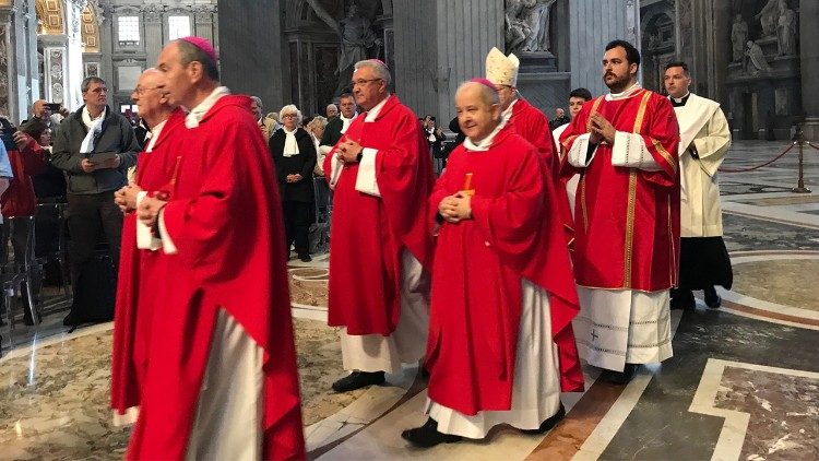 Bevonul&aacute;s a Szent P&eacute;ter-bazilik&aacute;ba a z&aacute;r&oacute; szentmis&eacute;re