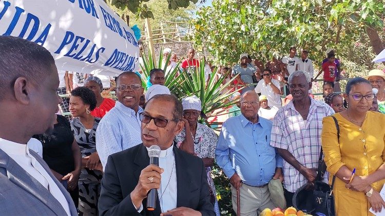 Cardeal Dom Arlindo Furtado visita a Paróquia São José,  Bairro de Bela Vista (Cabo Verde)