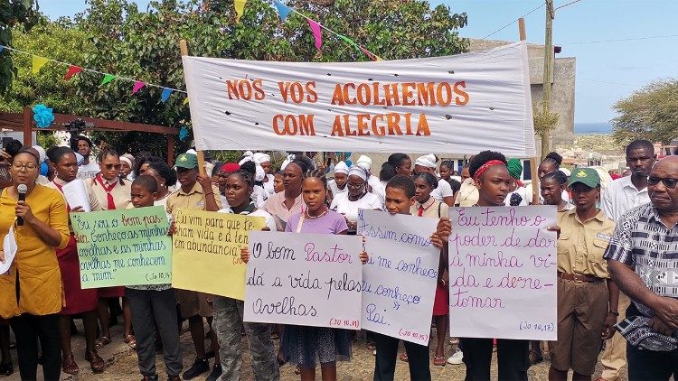 Fiéis acolhem o Bispo, Cardeal Dom Arlindo Furtado