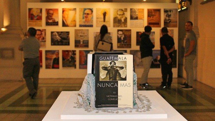 Exposición commemorativa del 26º aniversario del martirio de monseñor Gerardi en Guatemala. (Foto de la Oficina de Derechos Humanos del Arzobispado de Guatemala)